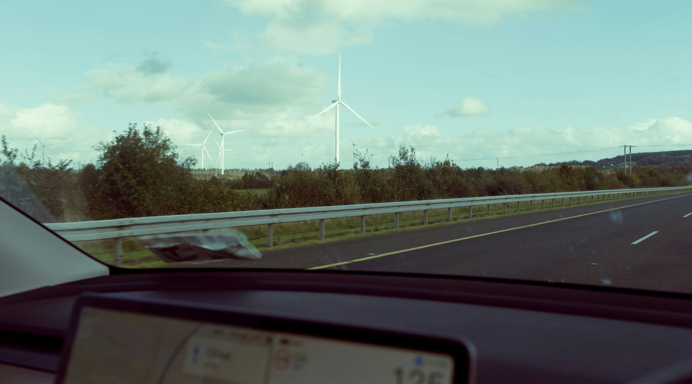 Véhicule électrique sur route de campagne